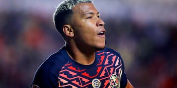 Roger Martínez del América celebra un gol anotado.