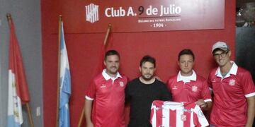 Maximiliano Barbero junto a Hugo Morel y el resto del Cuerpo Técnico