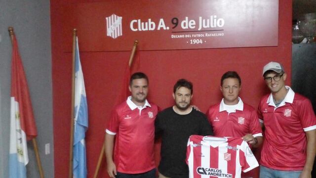 Maximiliano Barbero junto a Hugo Morel y el resto del Cuerpo Técnico