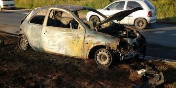Un auto resultó completamente incendiado luego de chocar una rotonda en la ruta 34, cerca de Rafaela
