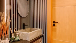 El mejor lugar para poner los espejos en el baño, según el Feng Shui.