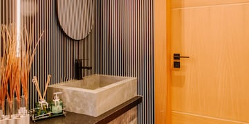 El mejor lugar para poner los espejos en el baño, según el Feng Shui.