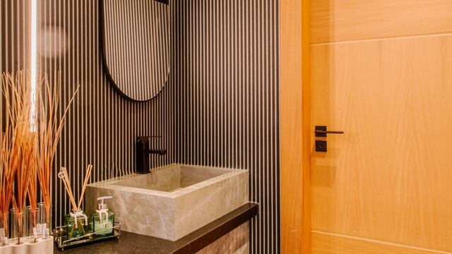 El mejor lugar para poner los espejos en el baño, según el Feng Shui.