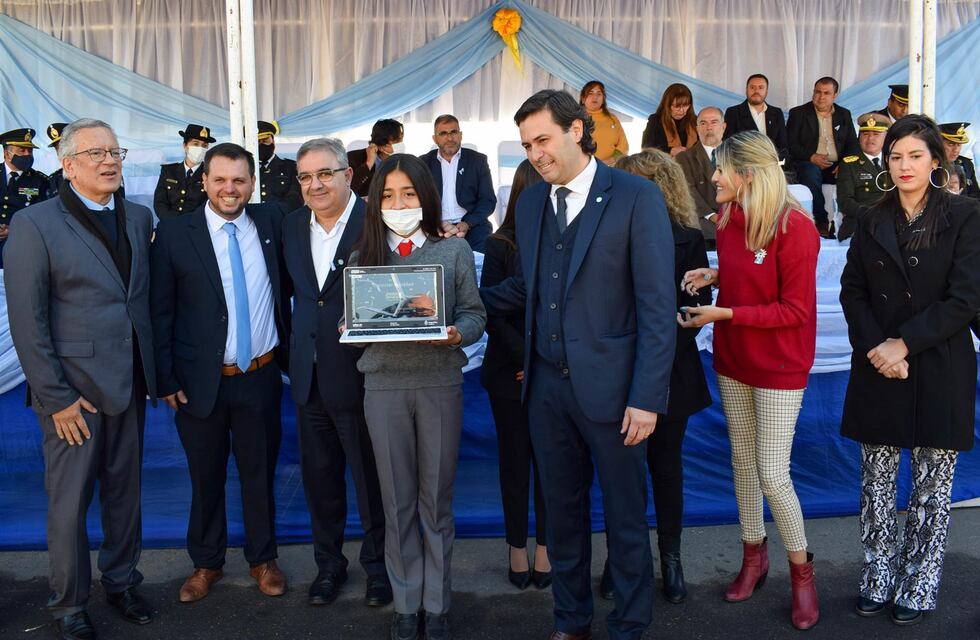 El Paclín, Jalil entregó netbook a los alumnos de la Escuela Agrotécnica “Fray Vicente Alcaraz”