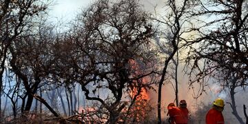 ID:4106792 incendio fuego bomberos voluntarios en la poblacion traslasierra fotos miguel ortiz  incendios forestales