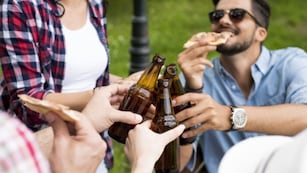 A qué edad recomienda un neurólogo dejar de tomar alcohol.