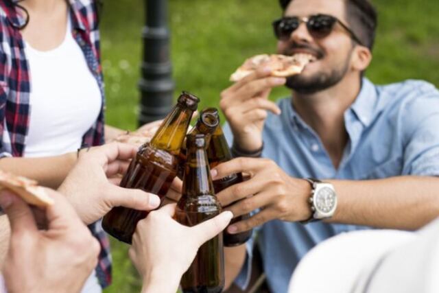 A qué edad recomienda un neurólogo dejar de tomar alcohol.