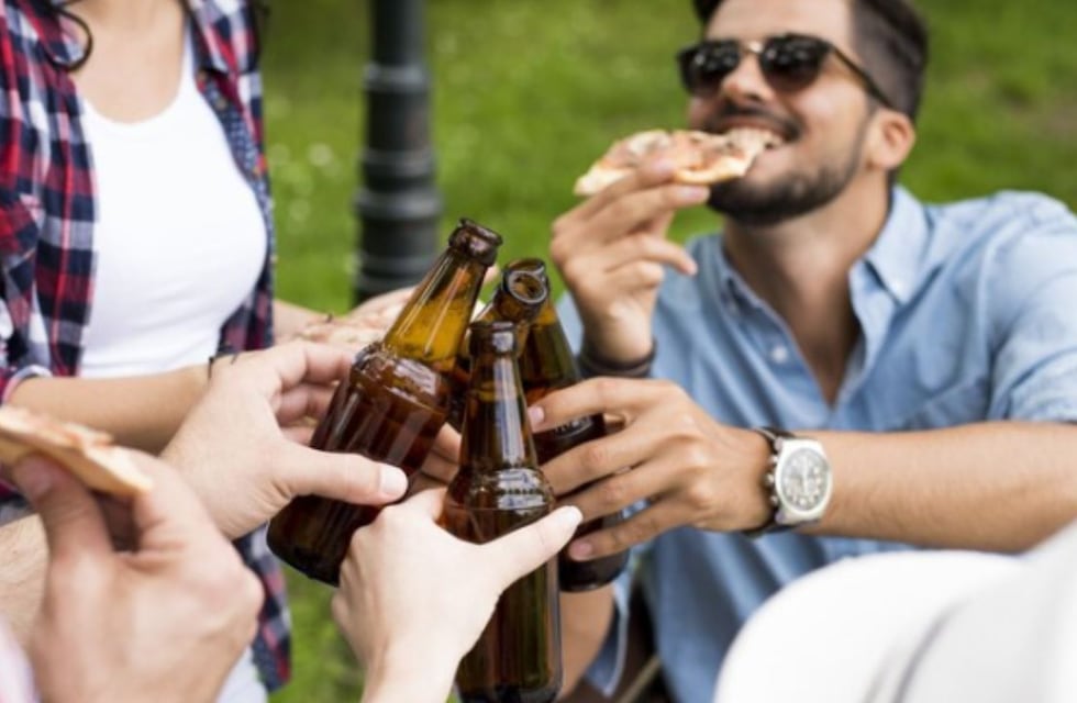 A qué edad se recomienda dejar de tomar cerveza, según un neurólogo