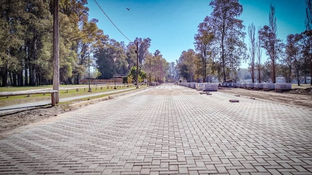 Arroyito primera etapa de la obra de adoquinado en la Avenida de la Costanera