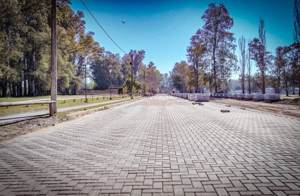 El Municipio finalizó la primera etapa de la obra de adoquinado en la Avenida de la Costanera