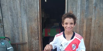 Sueño cumplido: Franco recibió una camiseta autografiada por el plantel de River Plate.