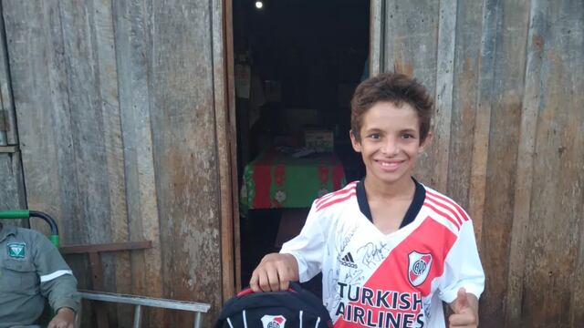 Sueño cumplido: Franco recibió una camiseta autografiada por el plantel de River Plate.
