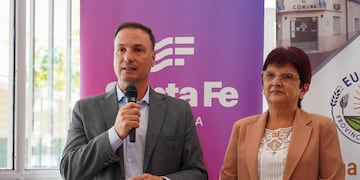 El ministro de Obras Públicas, Lisandro Enrico y la presidenta comunal de Eusebia, Susana Gimenez.
