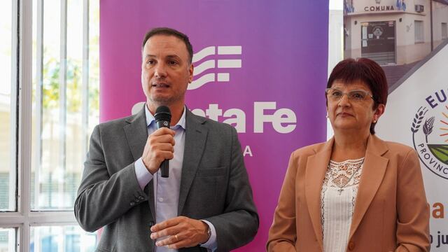 El ministro de Obras Públicas, Lisandro Enrico y la presidenta comunal de Eusebia, Susana Gimenez.