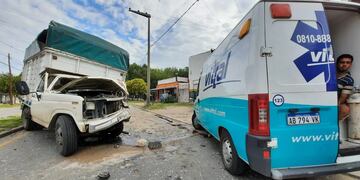 La furgoneta terminó impactando con una camioneta (Multimedios SRT)