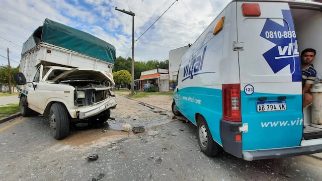 La furgoneta terminó impactando con una camioneta (Multimedios SRT)