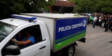 Un vehículo de la policía científica traslada el cuerpo de Diego Maradona sale de la casa donde se hospedaba, en Tigre. (Foto: REUTERS / Agustin Marcarian)