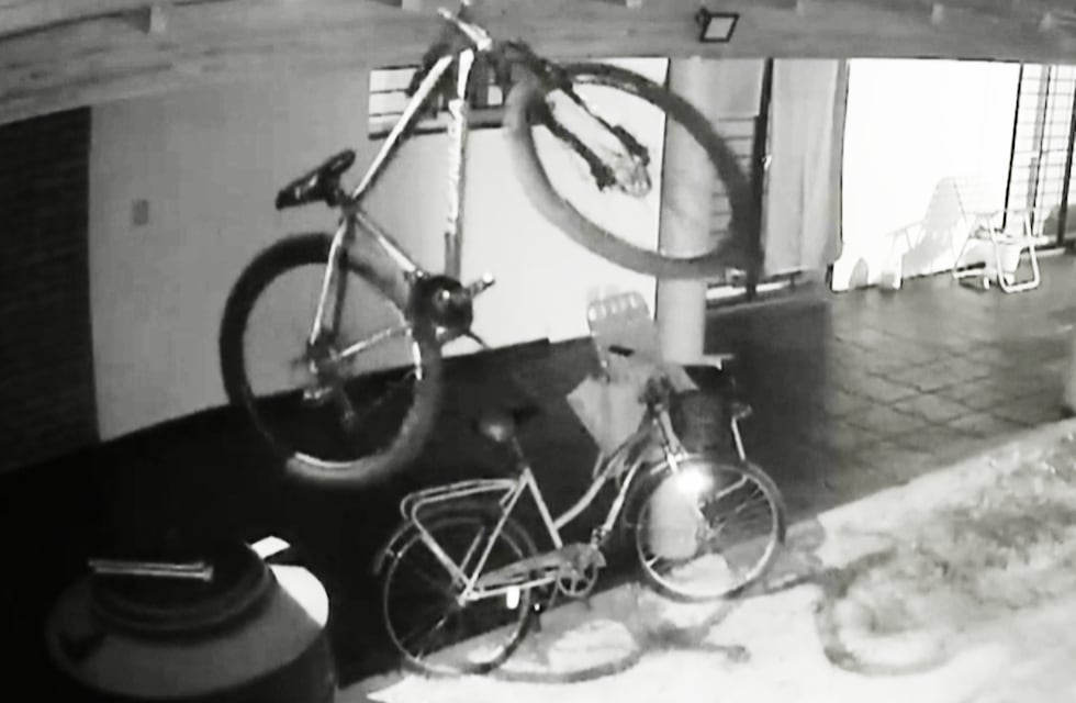 Córdoba insólita: delincuente “pescó” una bicicleta del patio de una casa y escapó