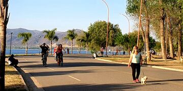 Costanera de Carlos Paz un fin de semana de primavera. (Foto: VíaCarlosPaz).