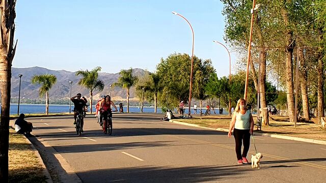 Costanera de Carlos Paz un fin de semana de primavera. (Foto: VíaCarlosPaz).