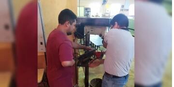 Eldorado: para no perder más días de clases, docentes repararon ellos mismos una cañería de la escuela.