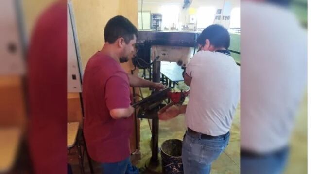 Eldorado: para no perder más días de clases, docentes repararon ellos mismos una cañería de la escuela.