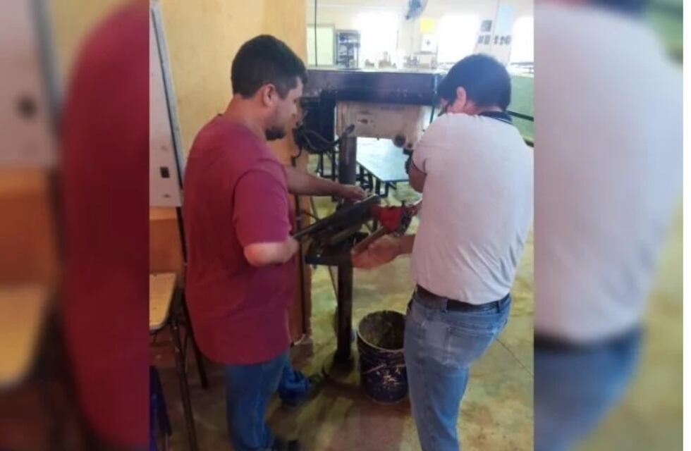 Eldorado: para no perder más días de clases, docentes repararon ellos mismos una cañería de la escuela
