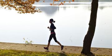 EJERCICIO. Los especialistas dan consejos respecto al tipo de ejercicio, la alimentación e hidratación (AP / Archivo).
