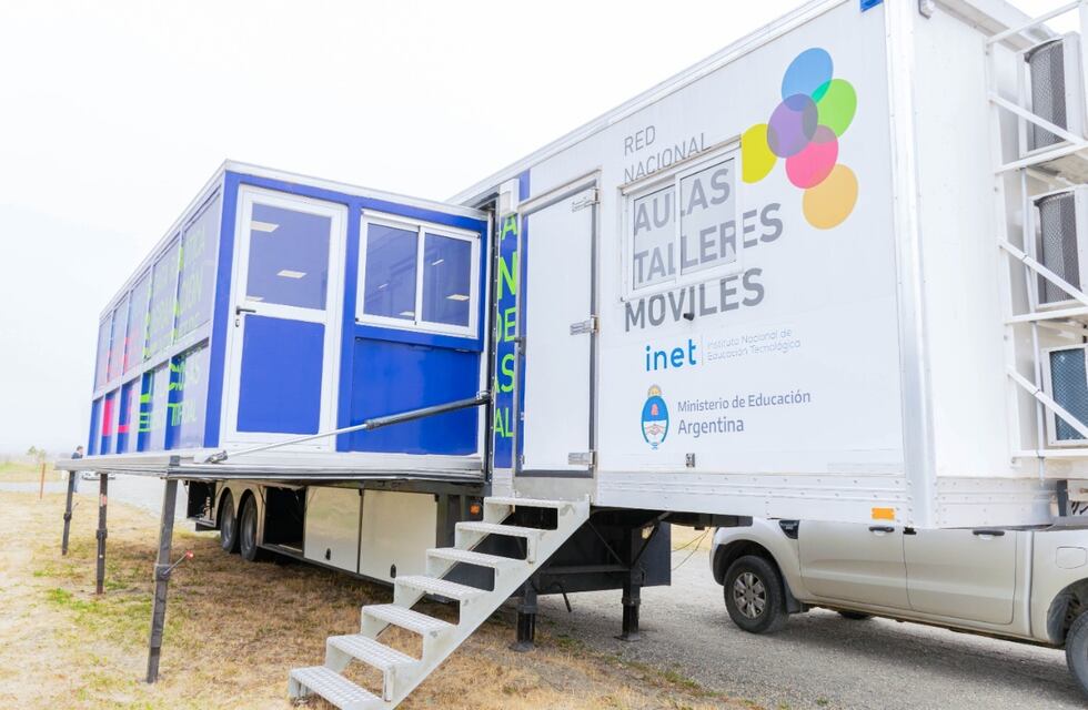 Llegó a Tierra del Fuego el aula taller móvil