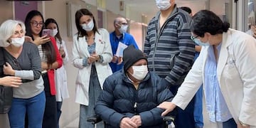 Un trasplante exitoso en el sistema público de salud permitió la recuperación de un paciente santafesino, que celebró emocionado junto a su familia y médicos.