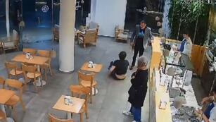 Asesinaron de una puñalada a un ingeniero para robarle el celular (Captura de video).