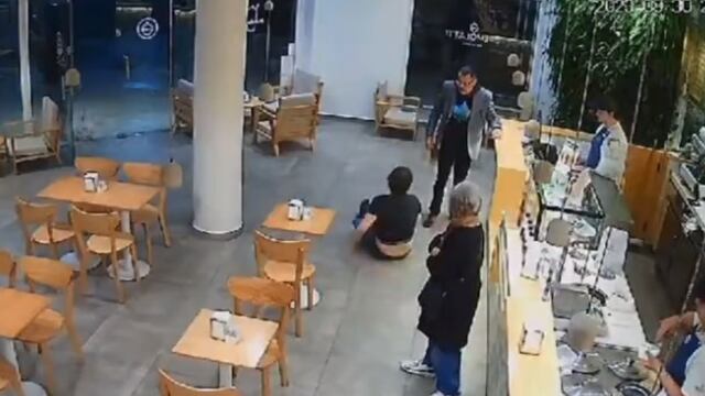 Asesinaron de una puñalada a un ingeniero para robarle el celular (Captura de video).