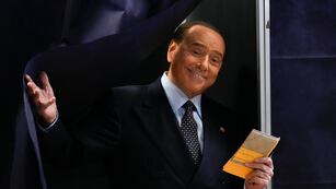 En esta imagen de archivo, Silvio Berlusconi, líder del partido populista de centroderecha Forza Italia, sale de una cabina de votación, en Milan, Italia, el 25 de septiembre de 2022. (AP Foto/Antonio Calanni, archivo)
