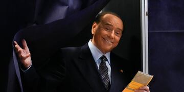 En esta imagen de archivo, Silvio Berlusconi, líder del partido populista de centroderecha Forza Italia, sale de una cabina de votación, en Milan, Italia, el 25 de septiembre de 2022. (AP Foto/Antonio Calanni, archivo)