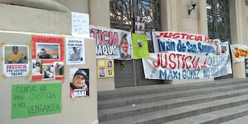 Familiares y allegados a las víctimas de la insegurisad en Rosario siguen frente a la Gobernación.