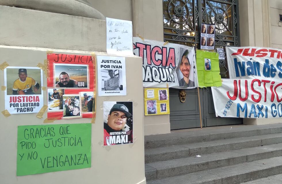 Familiares y víctimas de la inseguridad en Rosario se encadenaron frente a la sede de Gobernación