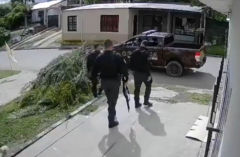 VIDEO| Tres policías creyeron que los había insultado y así reaccionaron