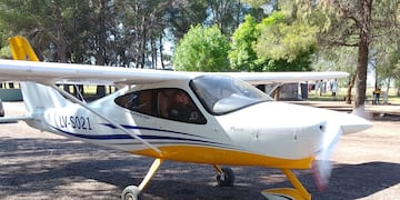 Javier García y Ramona Acuña a punto de despegar desde el aeródromo municipal de General Alvear.