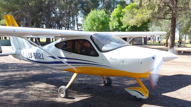 Javier García y Ramona Acuña a punto de despegar desde el aeródromo municipal de General Alvear.