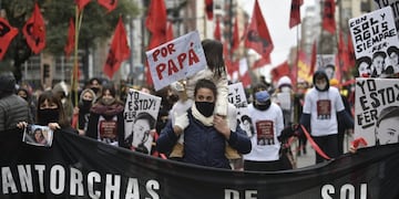 Familiares y conocidos de las víctimas marcharon para exigir Justicia por Rodrigo Agustín Burgos y Sol Anahí Viñolo. (Facundo Luque)