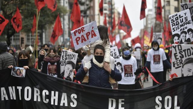 Familiares y conocidos de las víctimas marcharon para exigir Justicia por Rodrigo Agustín Burgos y Sol Anahí Viñolo. (Facundo Luque)