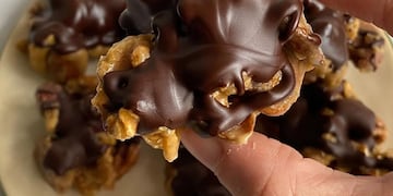 Snack saludable de frutos secos y chocolate.