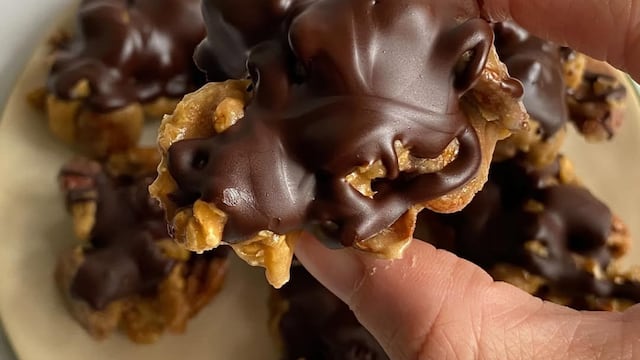 Snack saludable de frutos secos y chocolate.