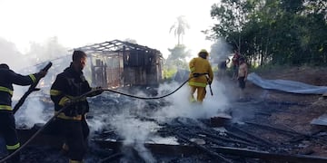 La vivienda fue totalmente consumida por el fuego.