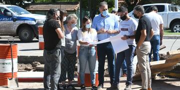 Recorrida de funcionarios y vecinalistas por la obra de ampliación de Luis Fanti