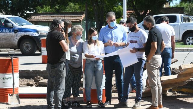 Recorrida de funcionarios y vecinalistas por la obra de ampliación de Luis Fanti