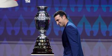 Lionel Scaloni observa el trofeo de la Copa América 2024 (AP Foto/Lynne Sladky)