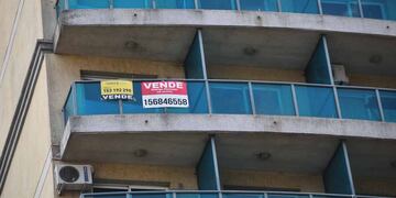 Cartel de venta en el balcon de un edificio. Foto: Pedro Castillo