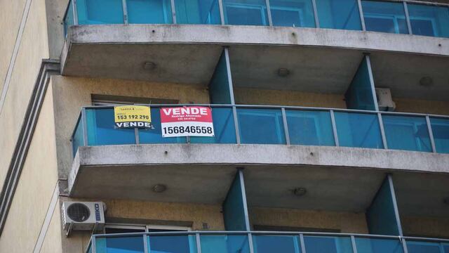Cartel de venta en el balcon de un edificio. Foto: Pedro Castillo