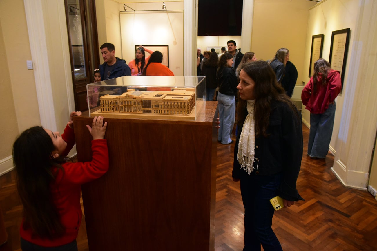 La ciudad de Córdoba celebró una nueva edición de La Noche de los Museos. Los principales espacios culturales abrieron sus puertas de manera gratuita con actividades que convocaron a miles de visitantes.  (Nicolás Bravo / La Voz)